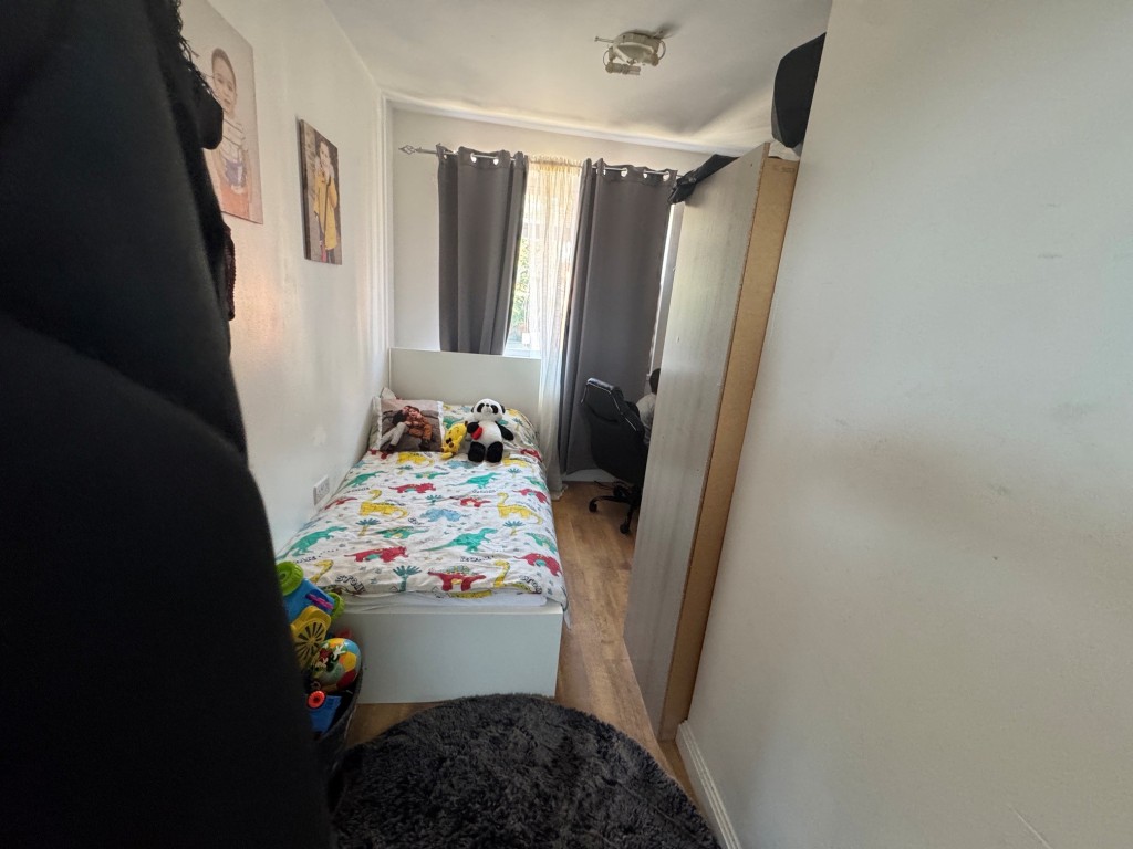 Lot: 113 - SIX FLATS FOR INVESTMENT - Elizabeth House Flat 2 Bedroom two